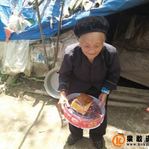 华裔难民协会与行先生团队慰问西山区难民点老人